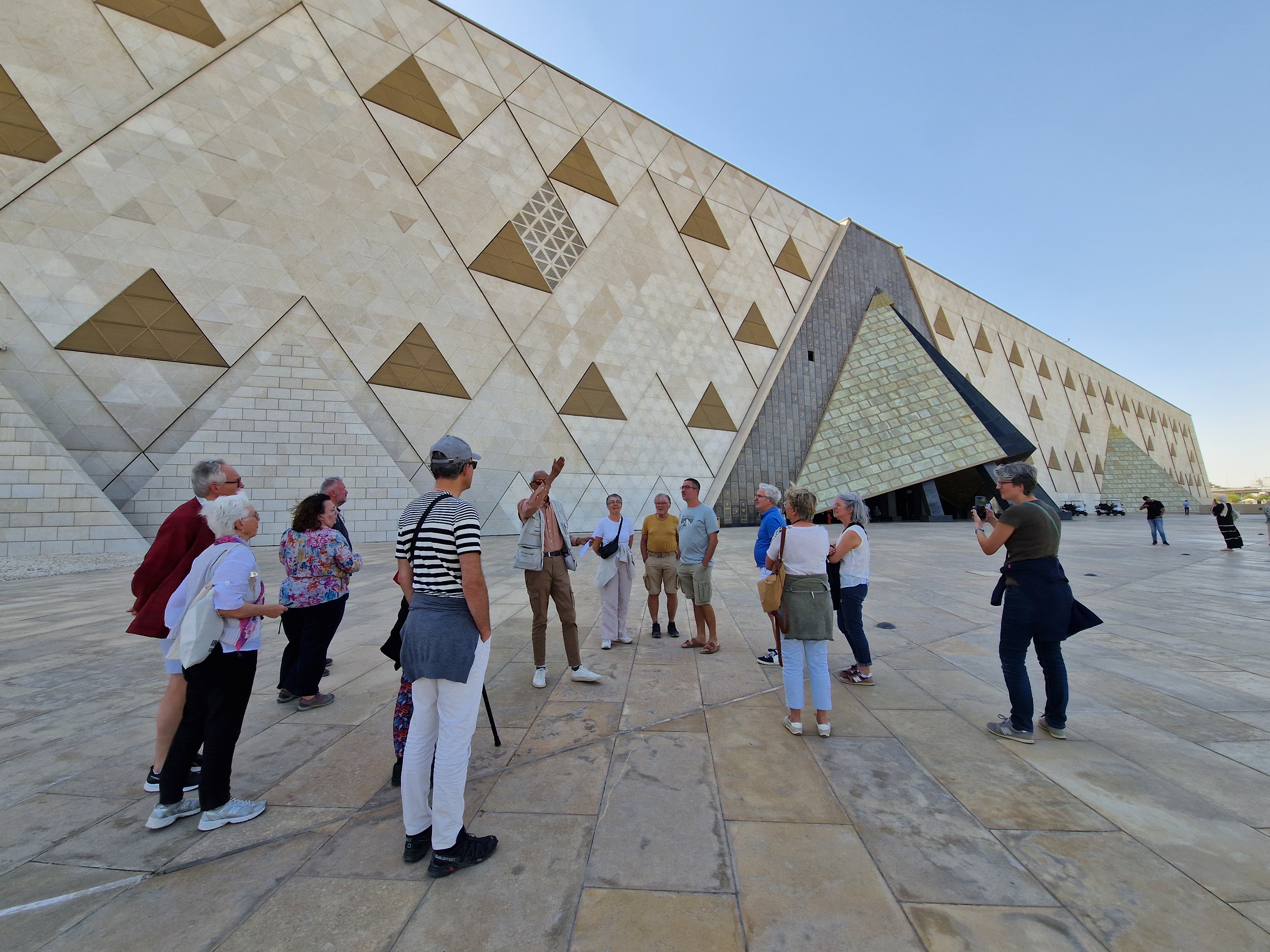 Groupe Arts et Vie devant le Grand Musée égyptien