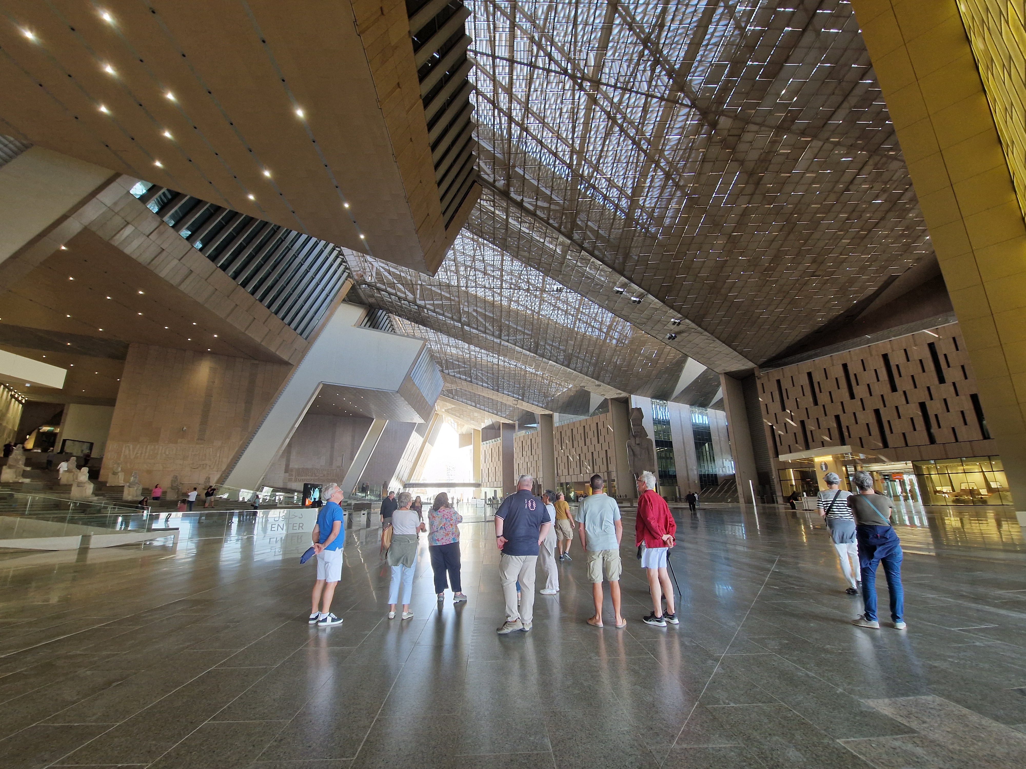 Un groupe Arts et Vie dans le spectaculaire hall du Grand Musée du Caire