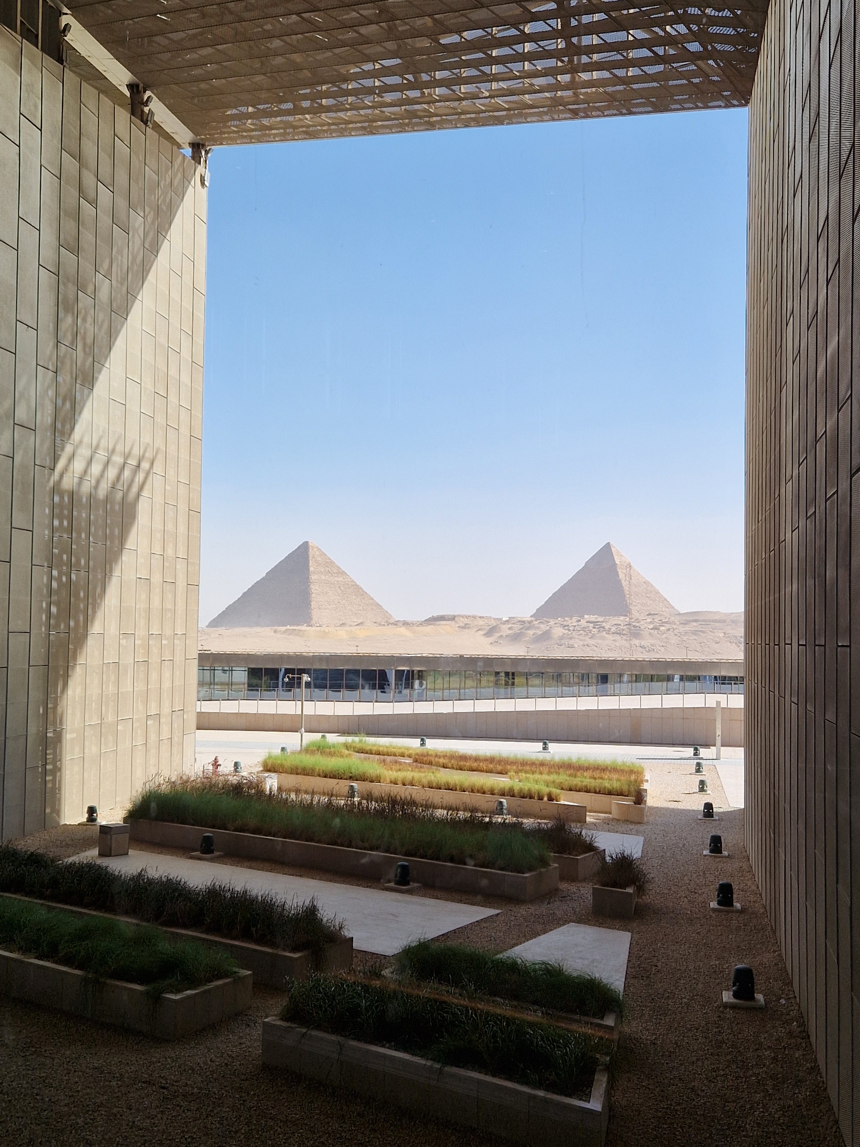 Vue sur les pyramides de Guizeh depuis le Grand Musée du Caire