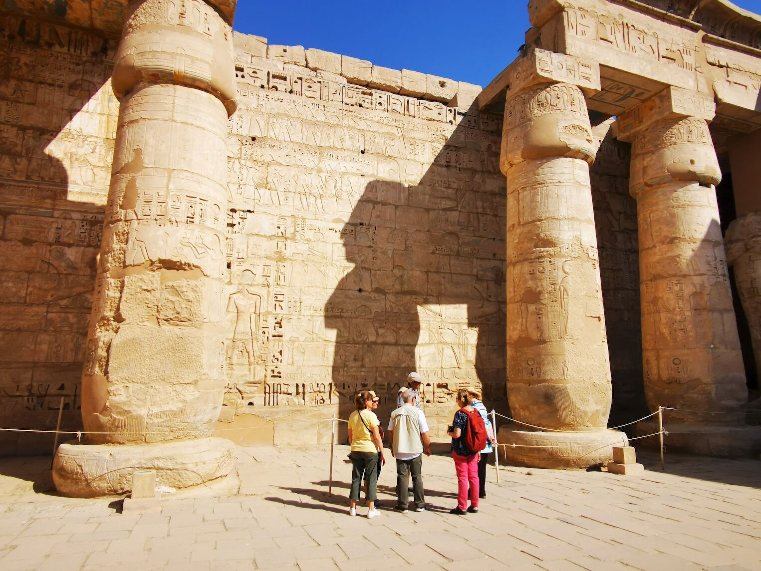 Groupe Arts et Vie dans le temple de Medinet Habou, à Louxor en Égypte