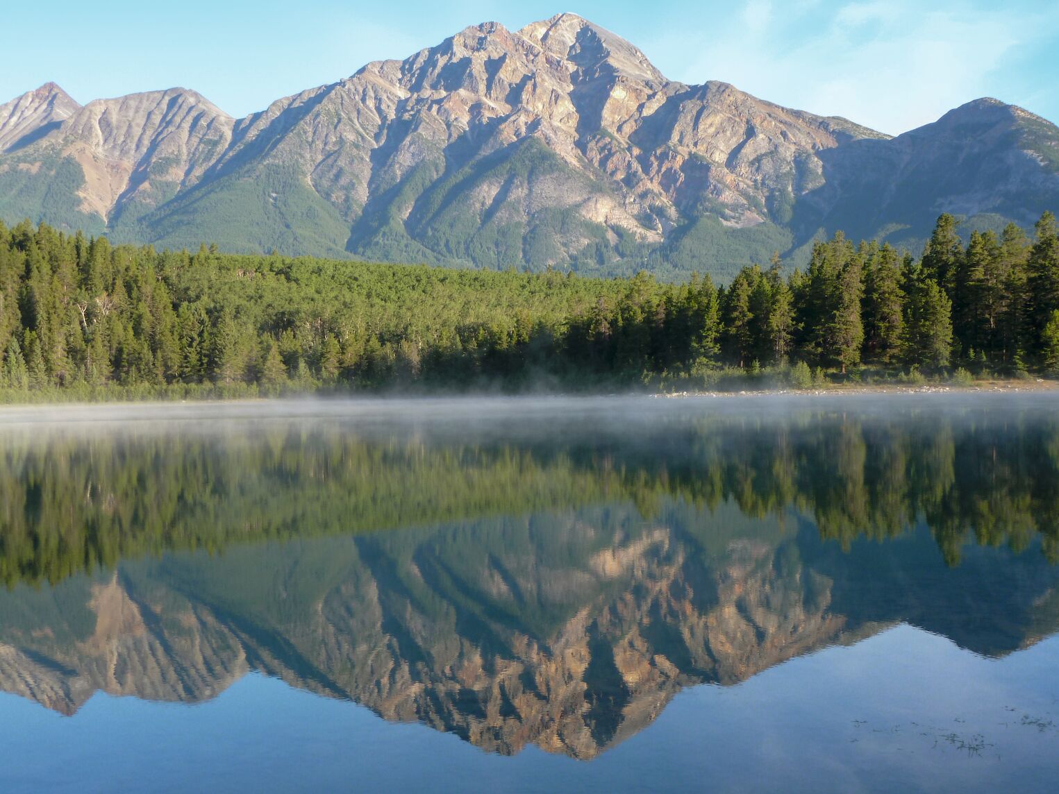 Le lac Pyramide, dans l'ouest canadien