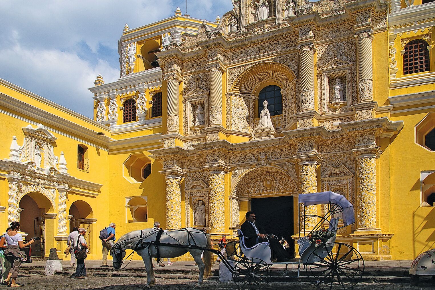 L’église de la Merced jaune, à Antigua, au Guatemala