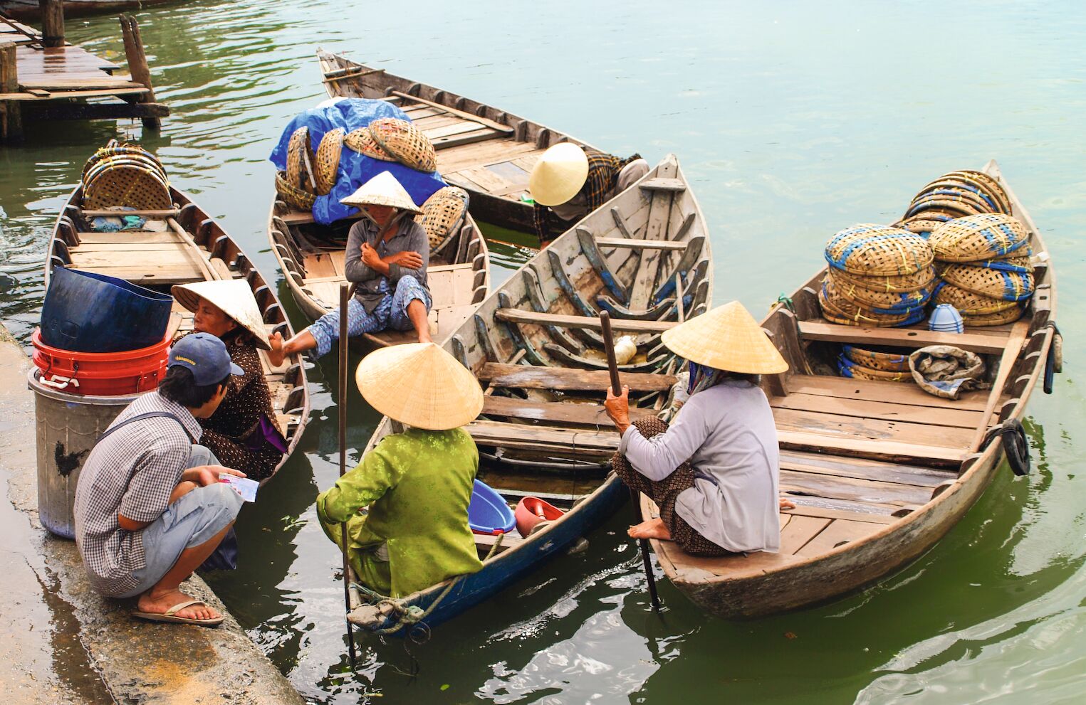 Pêcheurs dans le port de Hoi An, au Vietnam © J.-P. Levrault